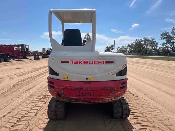 2017-takeuchi-tb240-image-3