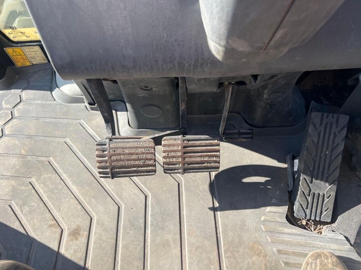 2018-caterpillar-415f2-il-image-37