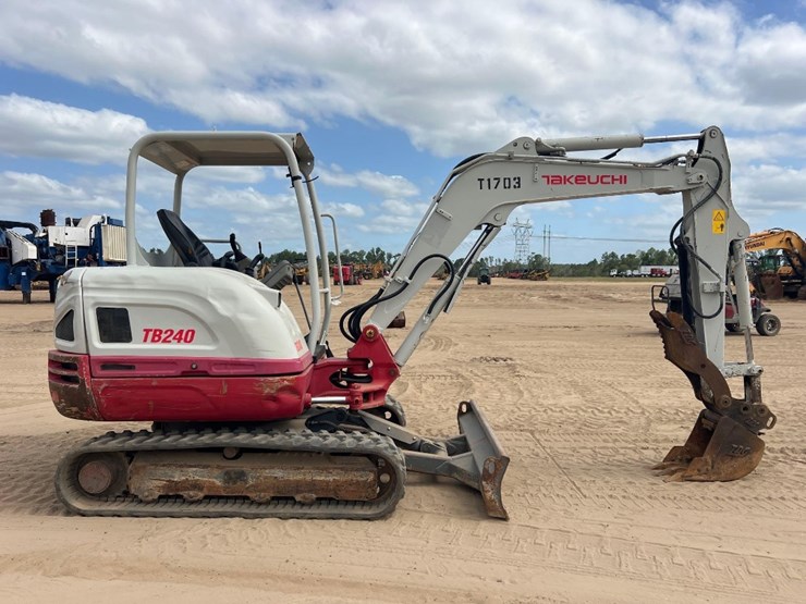 2018-takeuchi-tb240-image-5