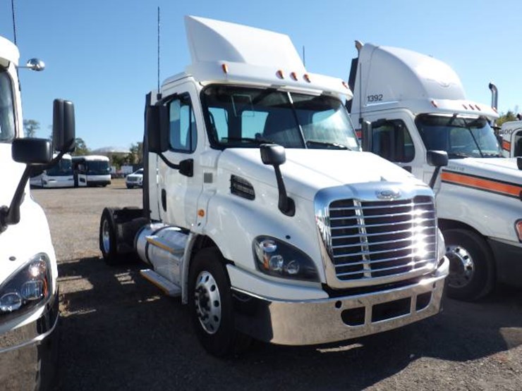 2017-freightliner-cascadia-113-image-2