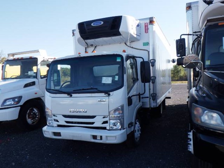 2017-isuzu-nqr-image-1