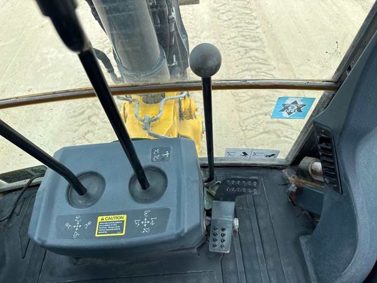 2018-deere-410l-image-31