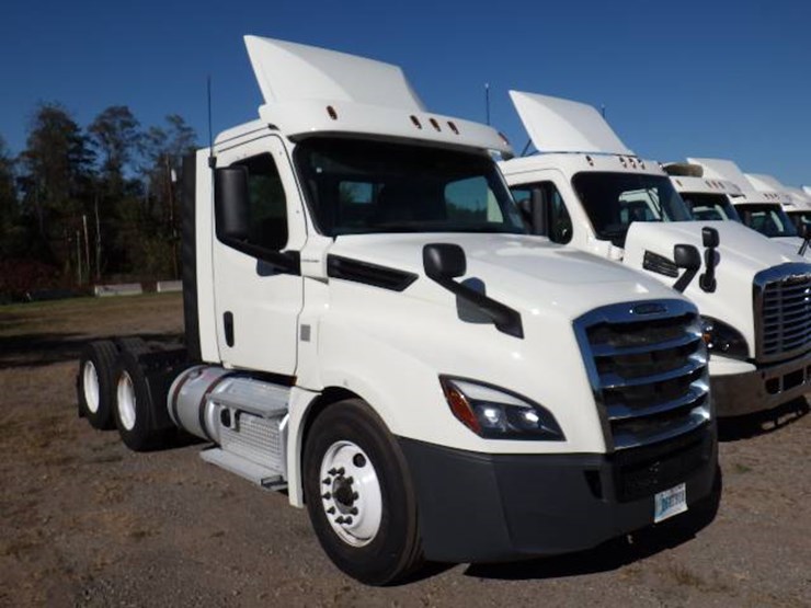 2018-freightliner-cascadia-126-image-2