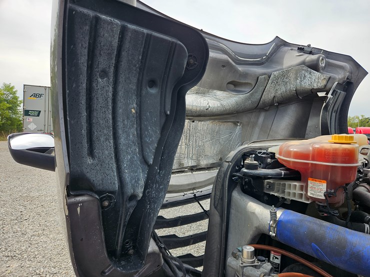 2019-freightliner-cascadia-126-image-41