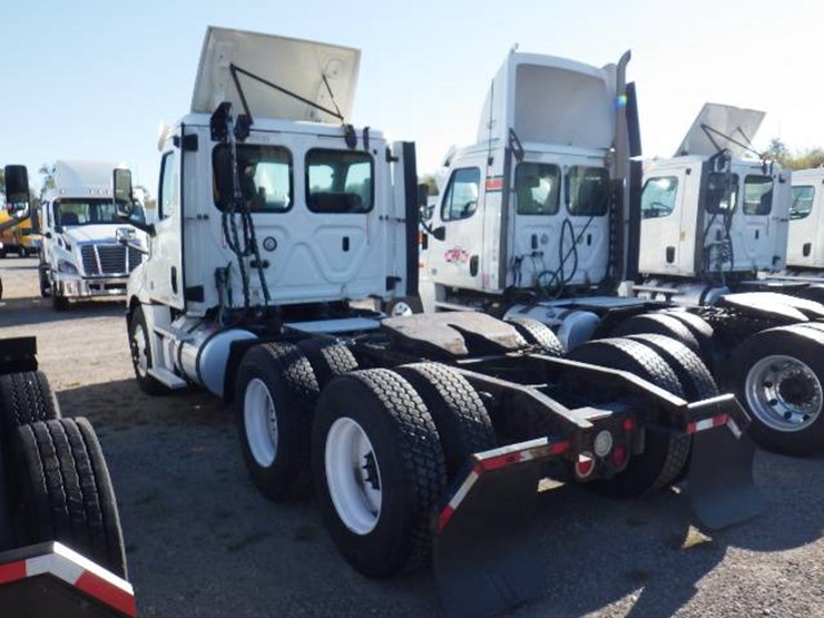 freightliner-cascadia-126-image-9