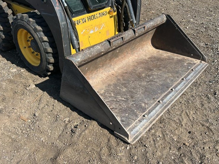 2011-new-holland-l215-image-37