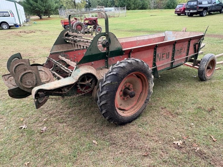 new-idea-ground-driven-manure-spreader-image-2