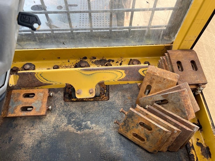 2013-caterpillar-559c-image-49