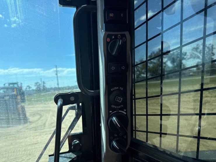 new-holland-c345-image-30