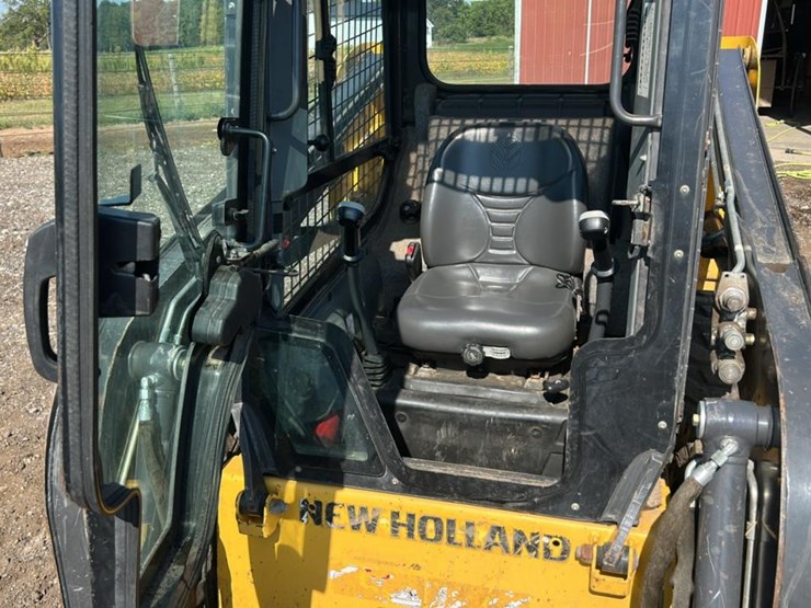 2011-new-holland-l215-image-38