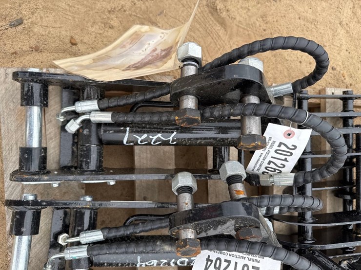 unused-iranch-hyd-excavator-thumb-clamp-image-1