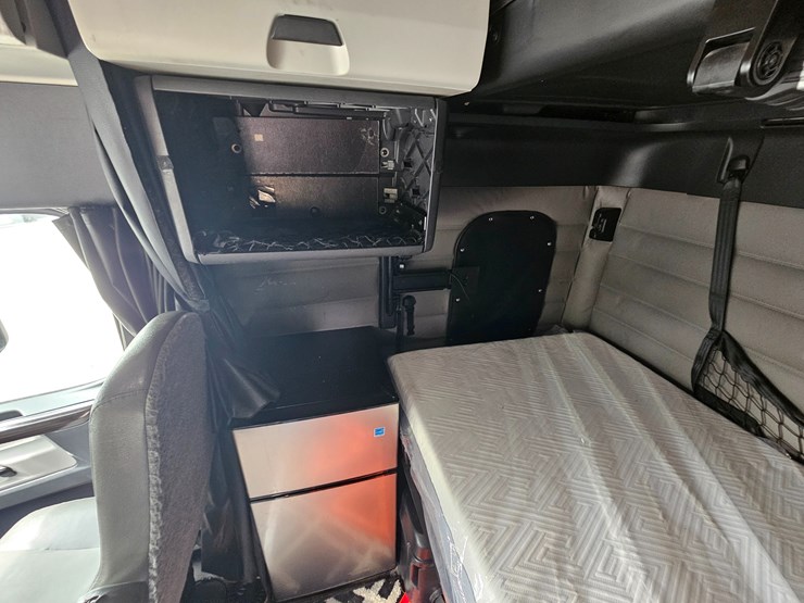 2019-freightliner-cascadia-126-image-73