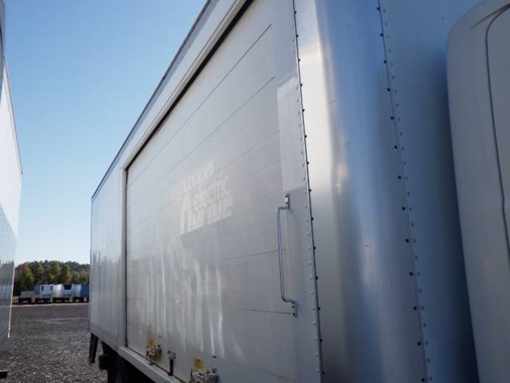 2013-hino-268-image-3