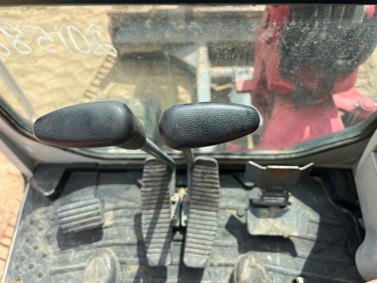 2021-takeuchi-tb240-image-30