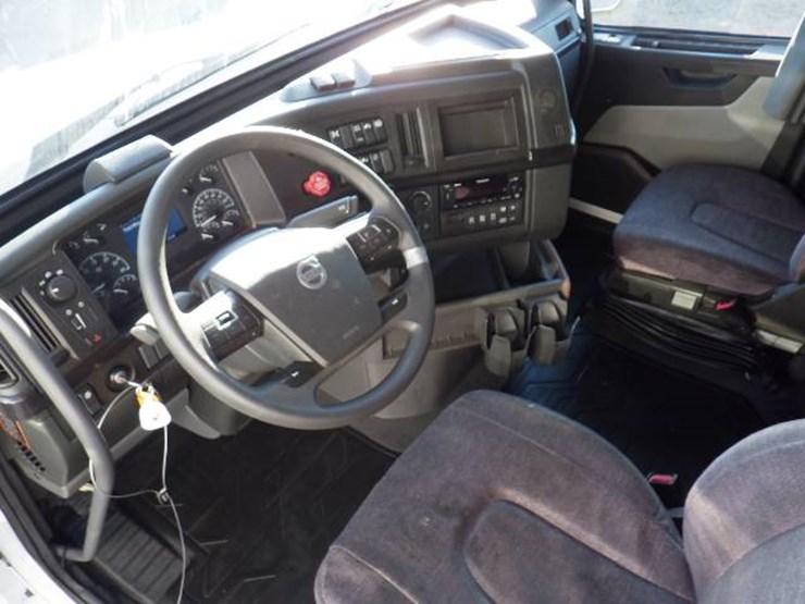 2022-volvo-vnl-860-image-13