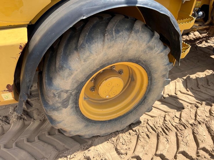 2017-caterpillar-908m-image-11