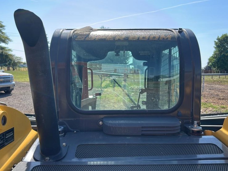 2011-new-holland-l215-image-22