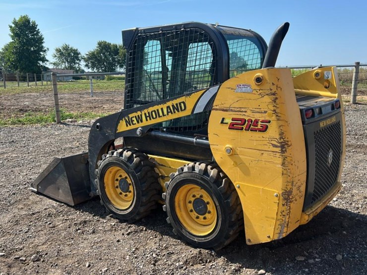 2011-new-holland-l215-image-3