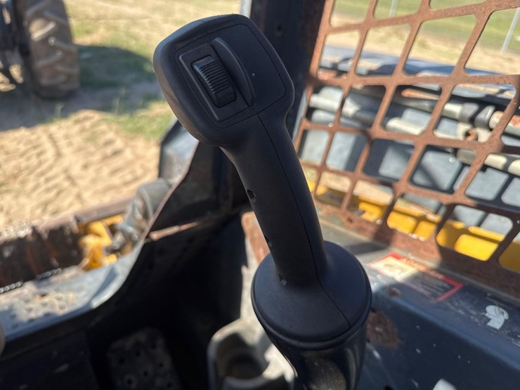 2012-john-deere-329d-image-31