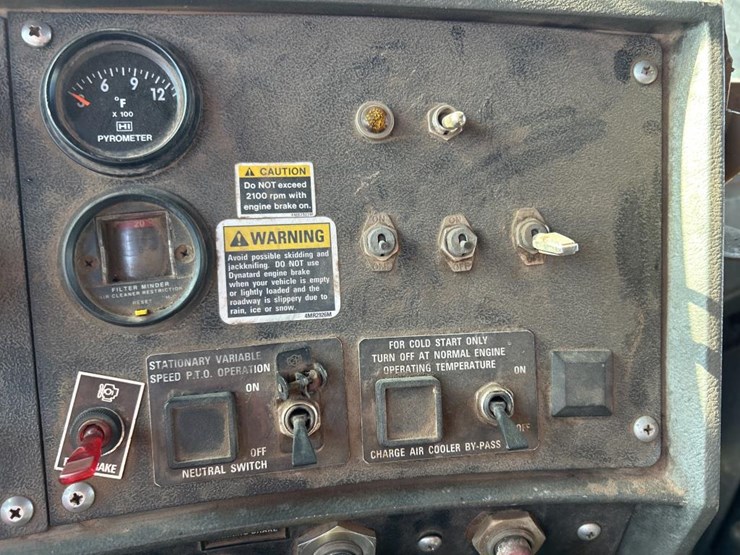 1993-mack-dm690s-image-64