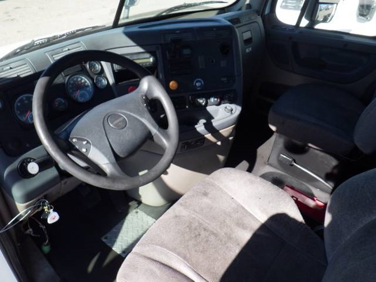 2017-freightliner-cascadia-113-image-8