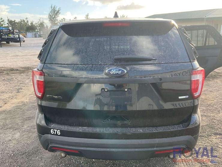 2016-ford-explorer-image-21