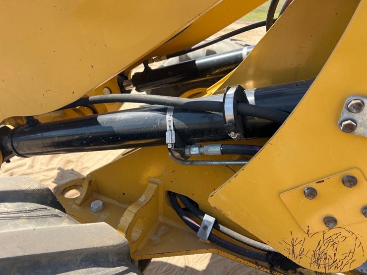 2019-caterpillar-908m-image-12