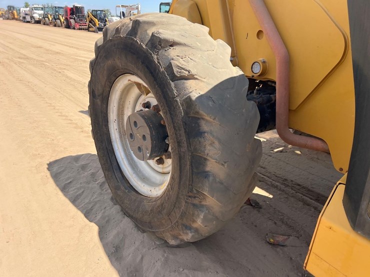 2018-caterpillar-tl1055d-image-18