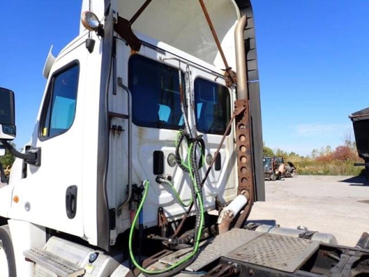 2016-freightliner-cascadia-t/a-hiway-tractor---day-image-39
