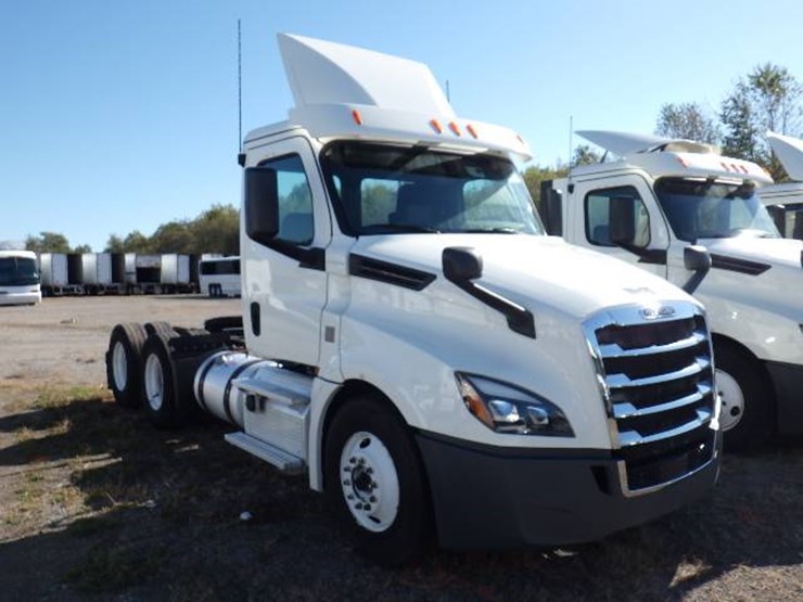 2018-freightliner-cascadia-126-image-3