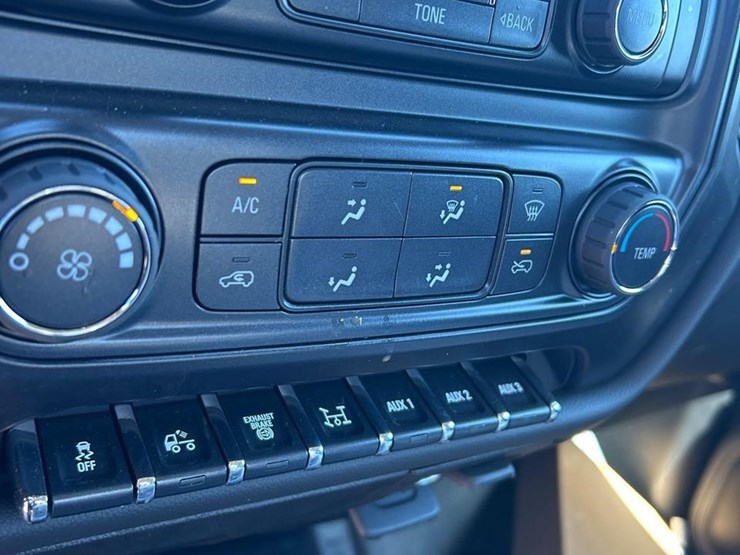 2023-chevrolet-silverado-6500hd-image-38