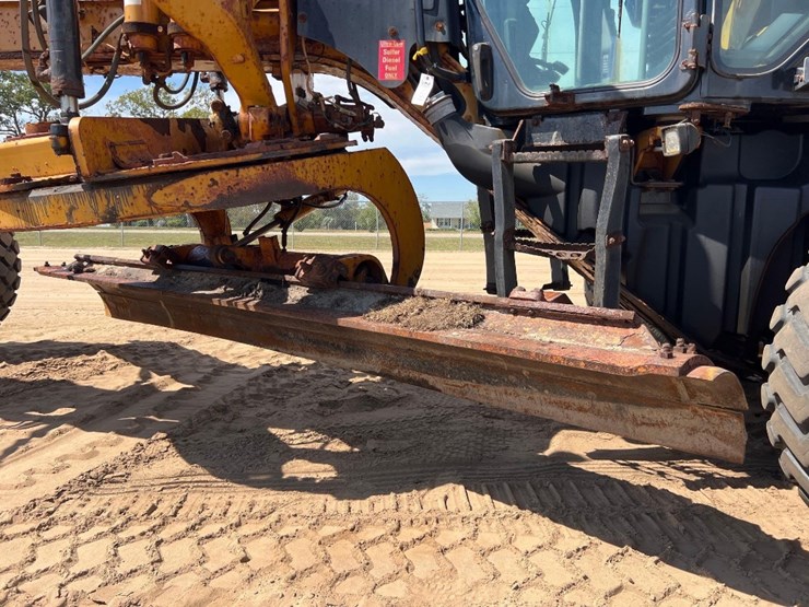 caterpillar-120-image-13