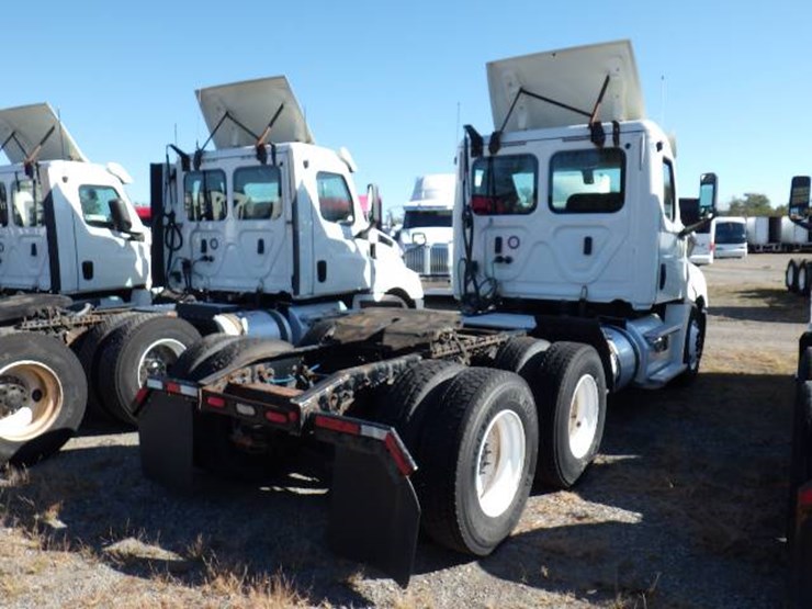 2018-freightliner-cascadia-126-image-7
