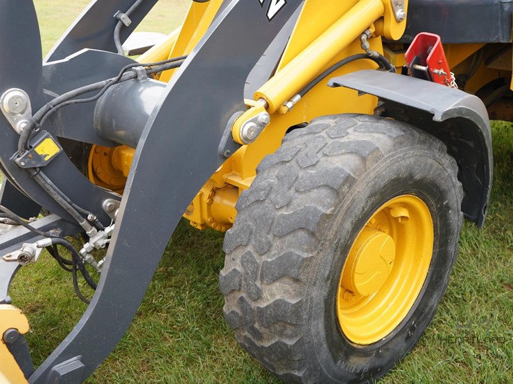 2010-deere-244j-image-28