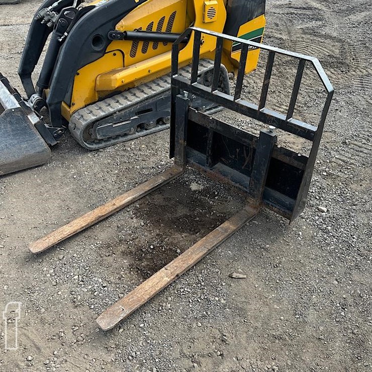 UNKNOWN 42" TORO DINGO FORKS