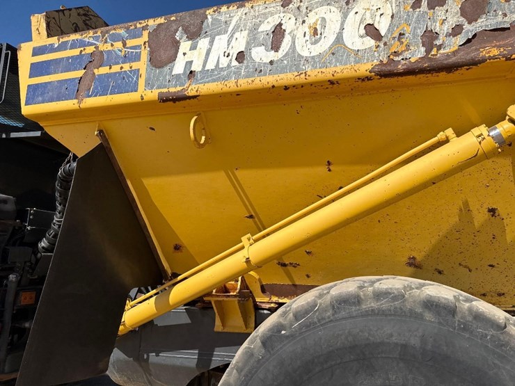 2014-komatsu-hm300-3-image-16