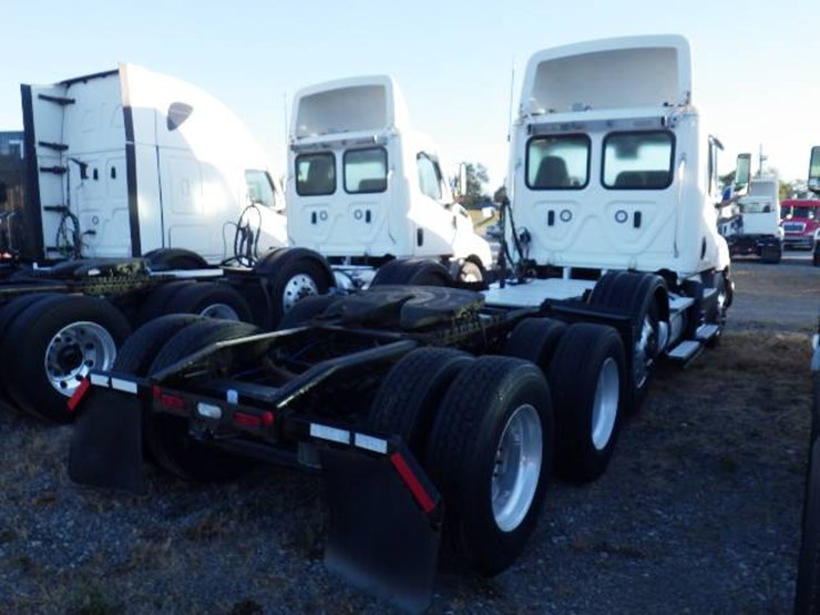 2022-freightliner-cascadia-126-image-7