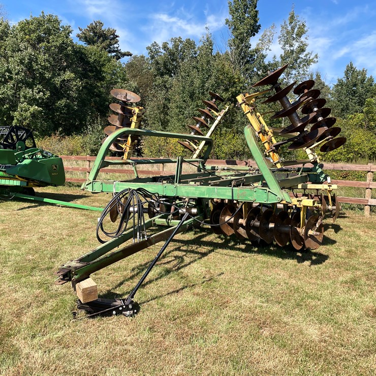 #1671 • John Deere 23' Disc