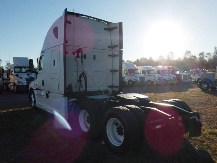 2021-freightliner-cascadia-126-image-9