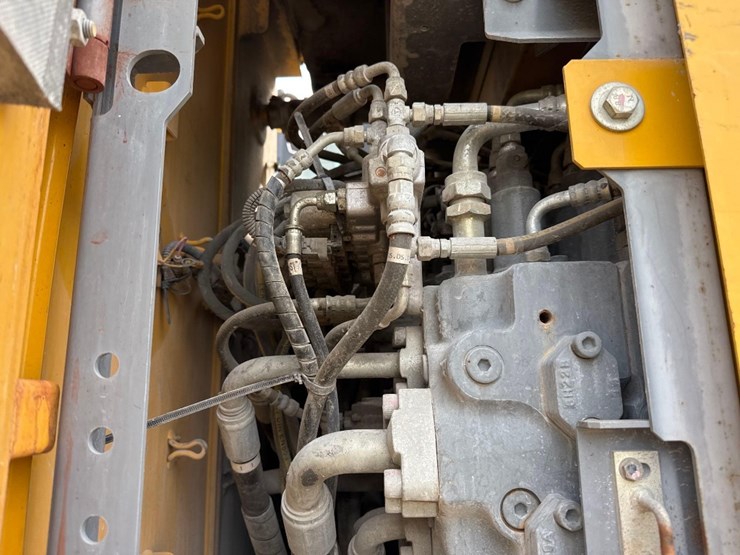 deere-245g-lc-image-19