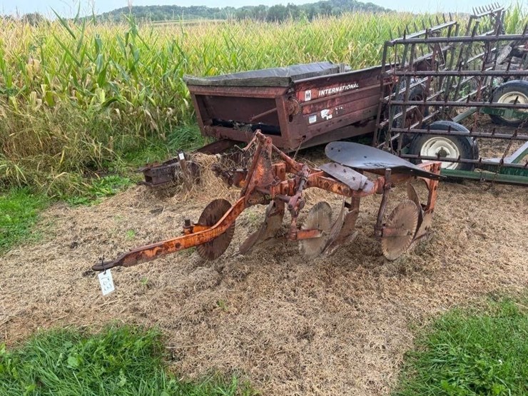 allis-chalmers-3-bottom-snap-coupler-plow-image-1