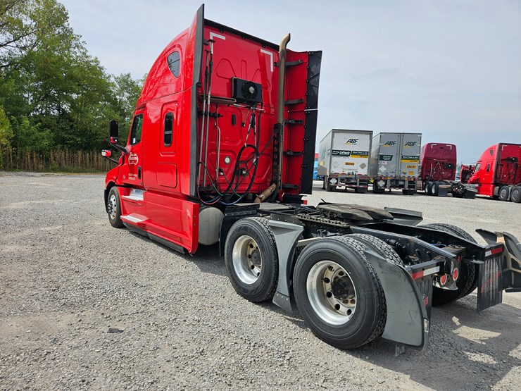 2019-freightliner-cascadia-126-image-12