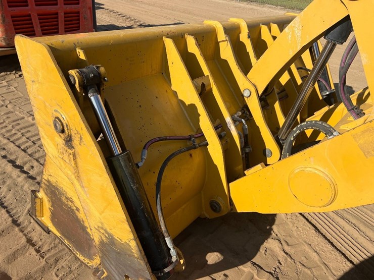 2018-caterpillar-415f2-il-image-10