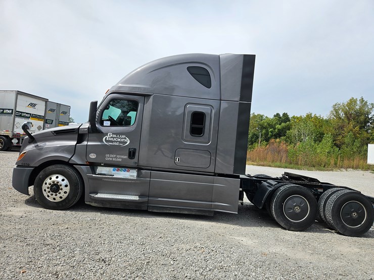 2019-freightliner-cascadia-126-image-7