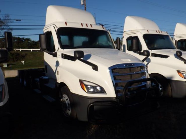2022-freightliner-cascadia-126-image-2