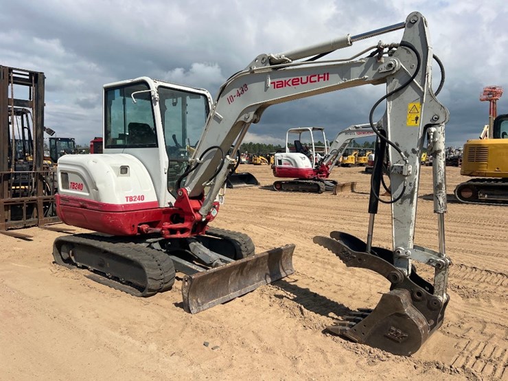 2021-takeuchi-tb240-image-6