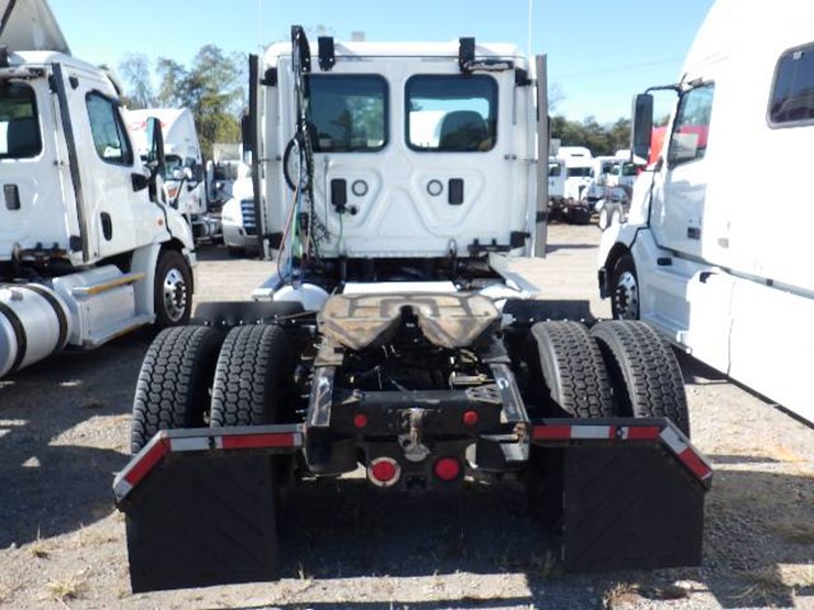 2017-freightliner-cascadia-113-image-4