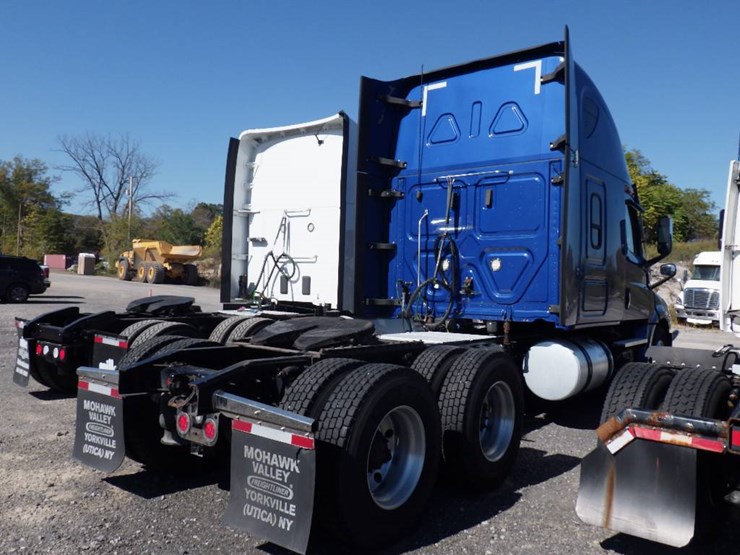 2021-freightliner-cascadia-126-image-6