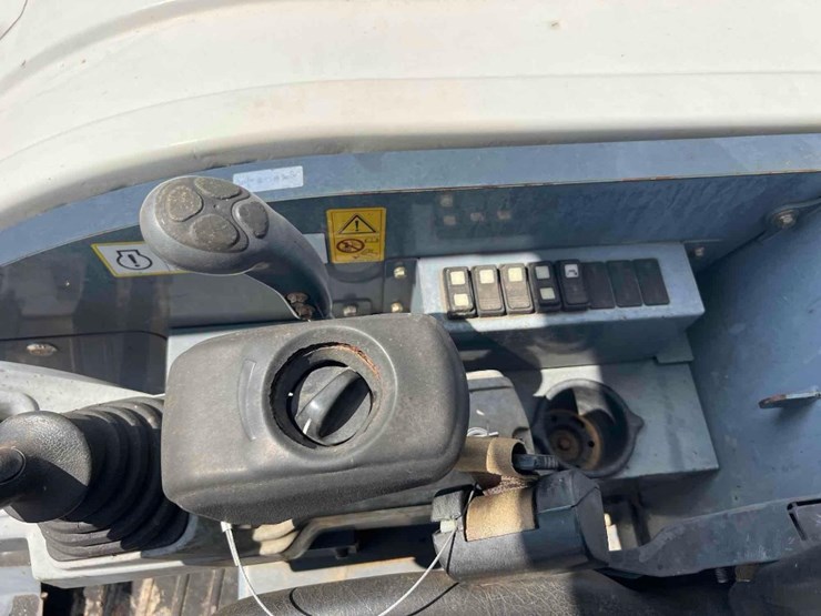 2017-takeuchi-tb240-image-28