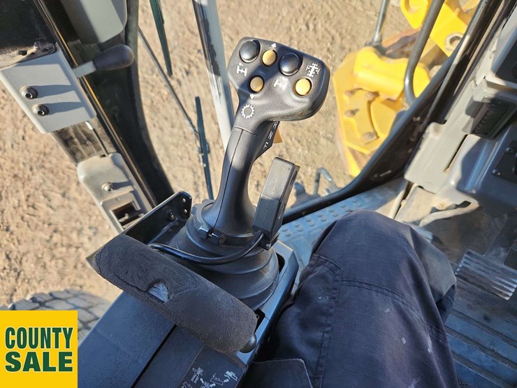 2015-caterpillar-14m-image-17